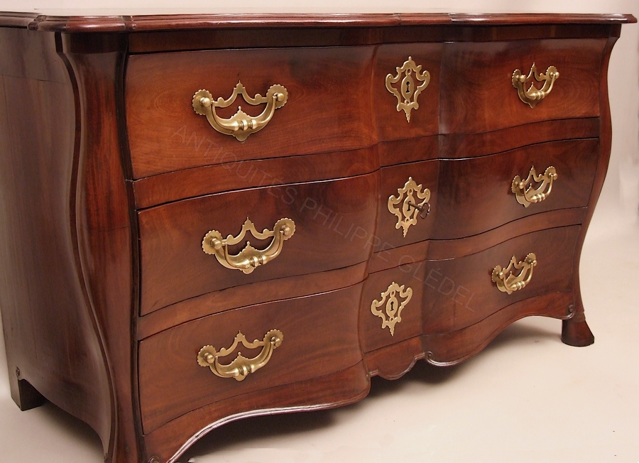 Fluidité des galbes en plan et en élévation de la commode de voyage malouine